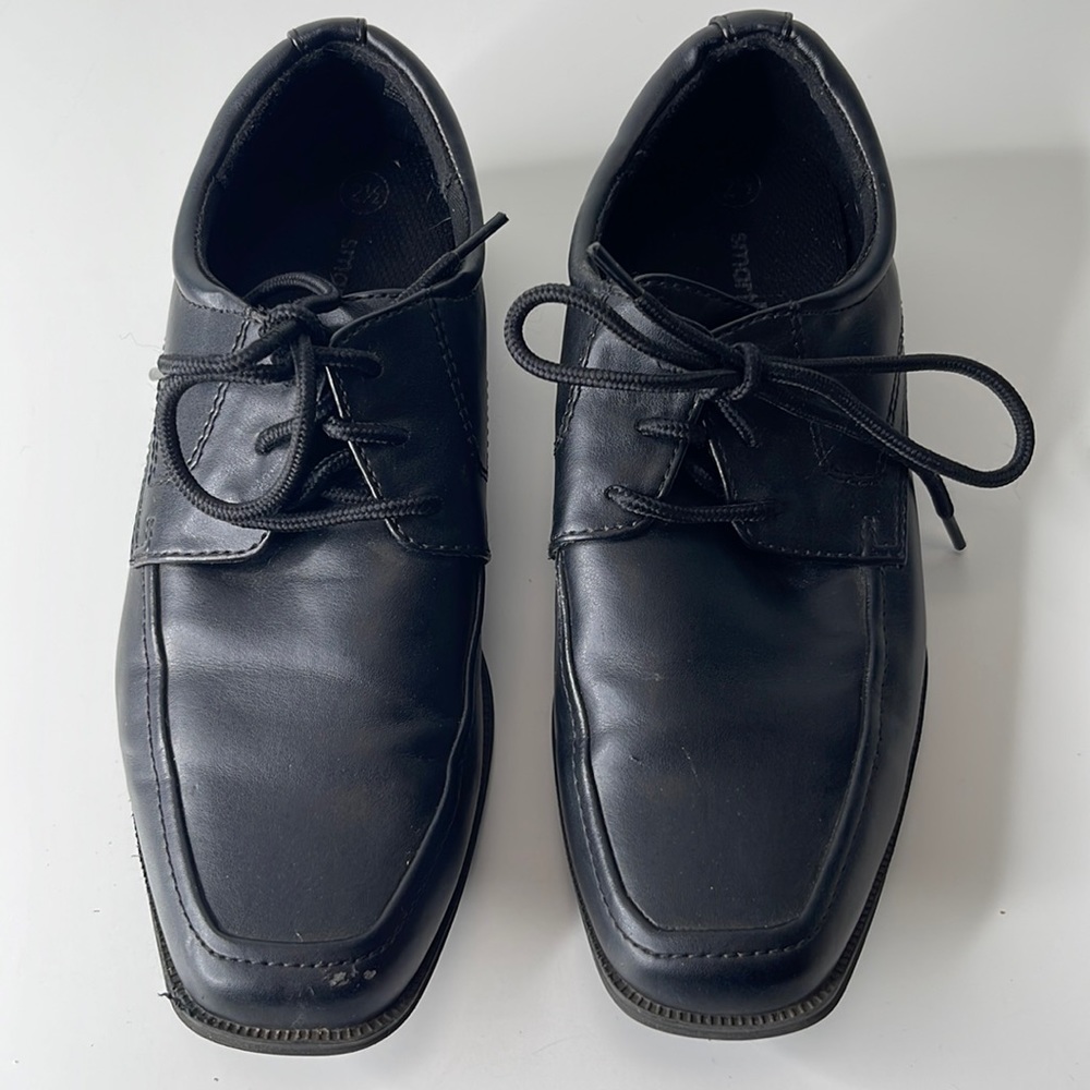 Smart fit dress shoes.  Size Youth 2.5.  Skid resistant, lightly worn.